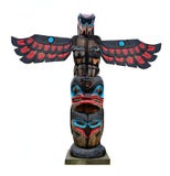 Gesneden houten die pool wordt geschilderd om Native American-legende te vertellen royalty-vrije stock afbeelding Gesneden houten die pool wordt geschilderd om Native American-legende te vertellen royalty-vrije stock afbeelding