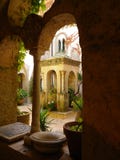 Gesneden Steen Gazebo in Amalfi Binnenplaats met Ingemaakte Installaties en Overwelfde galerijen stock foto's Gesneden Steen Gazebo in Amalfi Binnenplaats met Ingemaakte Installaties en Overwelfde galerijen stock foto's