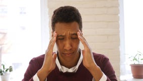 Gespannen, Beklemtoonde Jonge Afro-Amerikaanse Mens, Hoofdpijn stock fotografie Gespannen, Beklemtoonde Jonge Afro-Amerikaanse Mens, Hoofdpijn stock fotografie