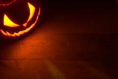 Gespenstischer Halloween-Hintergrund mit schlechtem Gesicht der Laterne der Steckfassung O in der Ecke lizenzfreie stockfotografie Gespenstischer Halloween-Hintergrund mit schlechtem Gesicht der Laterne der Steckfassung O in der Ecke lizenzfreie stockfotografie