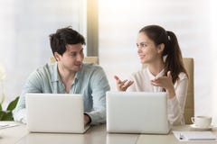 Gespräch zwischen zwei Kollegen oder Teilhabersitzen lizenzfreie stockfotografie Gespräch zwischen zwei Kollegen oder Teilhabersitzen lizenzfreie stockfotografie