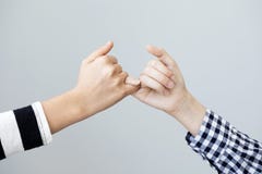 Gest ręki znaczy obietnicę na popielatym tle zdjęcie stock Gest ręki znaczy obietnicę na popielatym tle zdjęcie stock