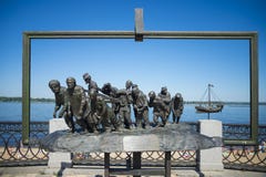 Gestalten Sie burlaki auf dem die Wolga-Damm in Samara Russia An einem sonnigen Sommertag lizenzfreies stockfoto Gestalten Sie burlaki auf dem die Wolga-Damm in Samara Russia An einem sonnigen Sommertag lizenzfreies stockfoto