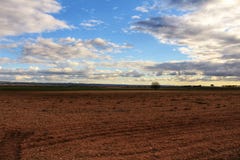 Gestalten Sie mit bewölktem Himmel und Bauernhoffeld in Kastilien-La Mancha landschaftlich lizenzfreies stockfoto Gestalten Sie mit bewölktem Himmel und Bauernhoffeld in Kastilien-La Mancha landschaftlich lizenzfreies stockfoto