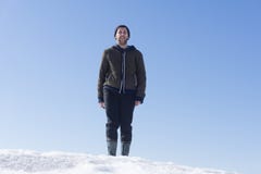 Gestalten Sie mit Schattenbild eines stehenden glücklichen Mannes mit Rucksack und den angehobenen-oben Armen auf der Bergspitze stockbilder Gestalten Sie mit Schattenbild eines stehenden glücklichen Mannes mit Rucksack und den angehobenen-oben Armen auf der Bergspitze stockbilder