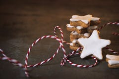 Gestapelde kaneelster met Kerstmisdecoratie stock afbeelding Gestapelde kaneelster met Kerstmisdecoratie stock afbeelding