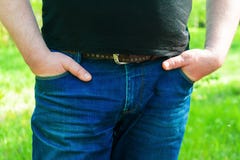 Geste, dominierende Haltung Finger aus Taschen heraus stockfotografie Geste, dominierende Haltung Finger aus Taschen heraus stockfotografie