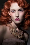 Gestileerd portret van jonge mooie rode haired vrouw royalty-vrije stock afbeeldingen Gestileerd portret van jonge mooie rode haired vrouw royalty-vrije stock afbeeldingen