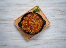 Gestoofde kool met worsten op een gedeeltepan Hoogste mening stock afbeelding Gestoofde kool met worsten op een gedeeltepan Hoogste mening stock afbeelding