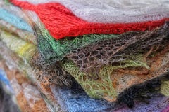 Gestrickte woolen Schale stapelten lizenzfreies stockfoto Gestrickte woolen Schale stapelten lizenzfreies stockfoto