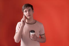 Gestörter junger Mann im beige T-Shirt stockfoto Gestörter junger Mann im beige T-Shirt stockfoto