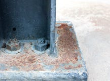 Gestützte Stahlplatte mit Bolzen auf konkretem Boden stockbilder Gestützte Stahlplatte mit Bolzen auf konkretem Boden stockbilder