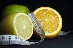 Gesunde Nahrung: frische Frucht und messendes Band auf schwarzem Hintergrund lizenzfreie stockbilder Gesunde Nahrung: frische Frucht und messendes Band auf schwarzem Hintergrund lizenzfreie stockbilder
