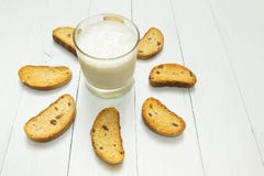 Gesunde Nahrung, saurer Jogurt in einer Glasschale und Cracker mit Rosinen auf einer wei?en Tabelle lizenzfreie stockbilder Gesunde Nahrung, saurer Jogurt in einer Glasschale und Cracker mit Rosinen auf einer wei?en Tabelle lizenzfreie stockbilder