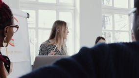Gesunder Arbeitsplatz Junge schöne blonde führende Teambesprechung der CEO-Geschäftsfrau an moderne Bürozeitlupe ROTEM EPOSE stock video Gesunder Arbeitsplatz Junge schöne blonde führende Teambesprechung der CEO-Geschäftsfrau an moderne Bürozeitlupe ROTEM EPOSE stock video