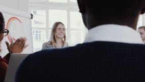 Gesunder Arbeitsplatz Verschiedene Geschäftsleute klatschen zur jungen blonden CEO-Geschäftsfrau an Teambesprechungszeitlupe ROTE stock video Gesunder Arbeitsplatz Verschiedene Geschäftsleute klatschen zur jungen blonden CEO-Geschäftsfrau an Teambesprechungszeitlupe ROTE stock video
