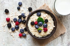 Gesunder Frühstückshafermehlbrei in einer Schüssel mit Glas Milch lizenzfreie stockfotografie Gesunder Frühstückshafermehlbrei in einer Schüssel mit Glas Milch lizenzfreie stockfotografie