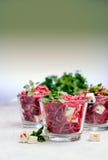 Gesunder organischer Salat der roten Rübe mit Grüns lizenzfreies stockfoto Gesunder organischer Salat der roten Rübe mit Grüns lizenzfreies stockfoto