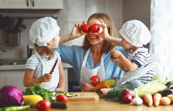 Gesundes Essen Glückliche Familienmutter und -kinder bereitet veget vor lizenzfreie stockfotografie Gesundes Essen Glückliche Familienmutter und -kinder bereitet veget vor lizenzfreie stockfotografie