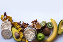 Gesundes Frühstücks-Hafermehl mit Rosinen und Nüssen Mandeln, Honig, Apfel, Avocado, Banane auf weißem Tabellenhintergrund Kopier lizenzfreie stockfotos Gesundes Frühstücks-Hafermehl mit Rosinen und Nüssen Mandeln, Honig, Apfel, Avocado, Banane auf weißem Tabellenhintergrund Kopier lizenzfreie stockfotos
