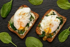 Gesundes Frühstück - Sandwich mit Cremekäse, Spinat und poschiertem Ei Lizenzfreies Stockfoto Gesundes Frühstück - Sandwich mit Cremekäse, Spinat und poschiertem Ei Lizenzfreies Stockfoto
