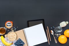 Gesundes Frühstück trägt Notizbuch-Tablet-Schwarzes Früchte lizenzfreies stockbild Gesundes Frühstück trägt Notizbuch-Tablet-Schwarzes Früchte lizenzfreies stockbild
