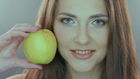 Gesundes und glückliches, natürliches organisches rohes neues Lebensmittel stock video footage Gesundes und glückliches, natürliches organisches rohes neues Lebensmittel stock video footage