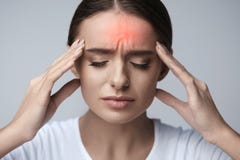 gesundheit Schönheit, die starke Kopfschmerzen, glaubende Schmerz hat Stockbild gesundheit Schönheit, die starke Kopfschmerzen, glaubende Schmerz hat Stockbild