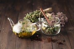 Getrocknete herbals für Tee und breawed Medizintee stockbild Getrocknete herbals für Tee und breawed Medizintee stockbild