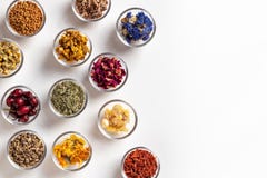 Getrocknete Kräuter in den Schüsseln auf einem weißen Hintergrund mit Kopienraum, Draufsicht stockfoto Getrocknete Kräuter in den Schüsseln auf einem weißen Hintergrund mit Kopienraum, Draufsicht stockfoto
