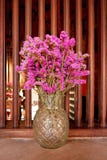 Getrocknete purpurrote Blumen angezeigt in einem Glasvase lizenzfreie stockbilder Getrocknete purpurrote Blumen angezeigt in einem Glasvase lizenzfreie stockbilder