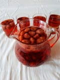 Getränk mit natürlichen Beeren der Erdbeere, die helle rote Farbe, geschmackvoll, ist es, Vitamine nützlich, die es herein einem stockfoto Getränk mit natürlichen Beeren der Erdbeere, die helle rote Farbe, geschmackvoll, ist es, Vitamine nützlich, die es herein einem stockfoto