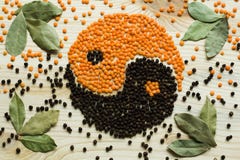 Geurige kruiden en bonen in de vorm van een yin yang teken stock foto Geurige kruiden en bonen in de vorm van een yin yang teken stock foto