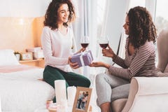 Gevend meisje die prachtige gift voorstellen aan haar beste vriend stock foto's Gevend meisje die prachtige gift voorstellen aan haar beste vriend stock foto's