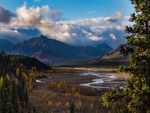 Gevlechte Riviervallei, Bergen in de Herfst, het Nationale Park van Denali stock fotografie Gevlechte Riviervallei, Bergen in de Herfst, het Nationale Park van Denali stock fotografie