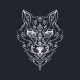 Gevormd hoofd van de wolf, dierlijk gezicht op achtergrond Afrikaanse of Indische totem, bohostijl, het ontwerp van de flitstatoe royalty-vrije illustratie Gevormd hoofd van de wolf, dierlijk gezicht op achtergrond Afrikaanse of Indische totem, bohostijl, het ontwerp van de flitstatoe royalty-vrije illustratie