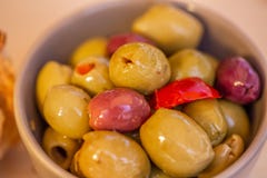 Gevulde olijven, Spaanse peper en kruiden van kruiden stock fotografie Gevulde olijven, Spaanse peper en kruiden van kruiden stock fotografie