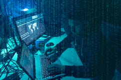 Gew?nschte H?cker, die Virus ransomware unter Verwendung der Laptops und der Computer kodieren Cyberangriff, Systembrechen und Sc stockfotografie Gew?nschte H?cker, die Virus ransomware unter Verwendung der Laptops und der Computer kodieren Cyberangriff, Systembrechen und Sc stockfotografie