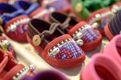 Gewebe auf s-Marktstall-Babyschuhen stockbilder Gewebe auf s-Marktstall-Babyschuhen stockbilder