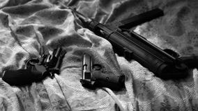 Gewehre auf Bettlaken Noir Art des Filmes Revolver, Pistole, Maschinengewehr lizenzfreie stockfotos Gewehre auf Bettlaken Noir Art des Filmes Revolver, Pistole, Maschinengewehr lizenzfreie stockfotos