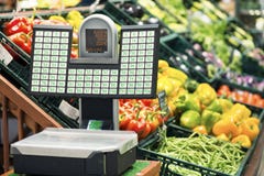 Gewichtsschaal voor vruchten en groenten in de supermarkt royalty-vrije stock afbeeldingen Gewichtsschaal voor vruchten en groenten in de supermarkt royalty-vrije stock afbeeldingen
