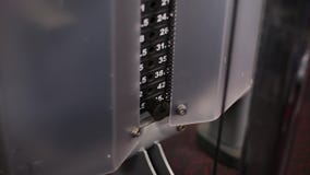 Gewichtung auf der Eignungsmaschine im Fitness-Club stock footage Gewichtung auf der Eignungsmaschine im Fitness-Club stock footage