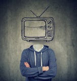 Gewijde mens met televisie in plaats van zijn hoofd op grijze achtergrond royalty-vrije stock fotografie Gewijde mens met televisie in plaats van zijn hoofd op grijze achtergrond royalty-vrije stock fotografie