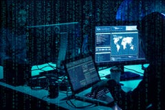 Gewilde hakkers die virus coderen die ransomware laptops en computers met behulp van Cyberaanval, systeem het breken en malware c royalty-vrije stock afbeeldingen Gewilde hakkers die virus coderen die ransomware laptops en computers met behulp van Cyberaanval, systeem het breken en malware c royalty-vrije stock afbeeldingen