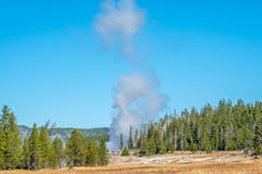 Geyser που εκρήγνυται με το μεγάλο σύννεφο του ατμού από προς τον ουρανό στοκ φωτογραφίες με δικαίωμα ελεύθερης χρήσης Geyser που εκρήγνυται με το μεγάλο σύννεφο του ατμού από προς τον ουρανό στοκ φωτογραφίες με δικαίωμα ελεύθερης χρήσης