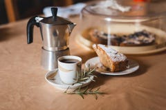 Geyserkaffebryggare med efterrätten royaltyfria foton Geyserkaffebryggare med efterrätten royaltyfria foton