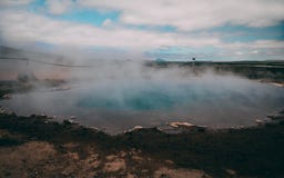 Geysir błękitne wody gorąca prawdziwa wiosna z parowym Iceland obraz stock Geysir błękitne wody gorąca prawdziwa wiosna z parowym Iceland obraz stock
