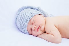 Gezicht die van pasgeboren babyslaap grijze hoed en damesslipjes dragen stock foto's Gezicht die van pasgeboren babyslaap grijze hoed en damesslipjes dragen stock foto's