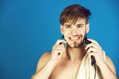 Gezicht van het glimlachen van mens het scheren haar met scheerapparaat en veiligheidsscheermes stock afbeeldingen Gezicht van het glimlachen van mens het scheren haar met scheerapparaat en veiligheidsscheermes stock afbeeldingen