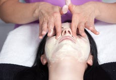 Gezicht van vrouwen die een kuuroordbehandeling krijgen stock afbeeldingen Gezicht van vrouwen die een kuuroordbehandeling krijgen stock afbeeldingen